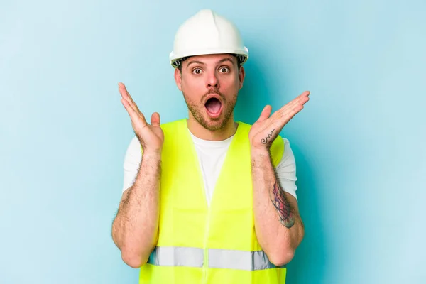 Young Laborer Caucasian Man Isolated Blue Background Surprised Shocked — Stock Photo, Image
