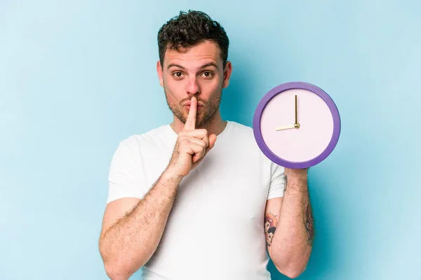 Young Caucasian Man Holding Clock Isolated Blue Background Keeping Secret — Stockfoto