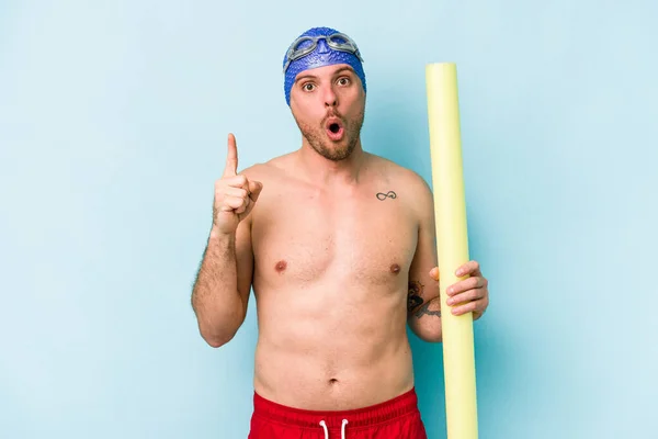 Jovem Nadador Caucasiano Homem Segurando Vara Espuma Isolado Fundo Azul — Fotografia de Stock