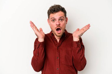 Beyaz arka planda izole edilmiş genç beyaz adam şaşırdı ve şok oldu..