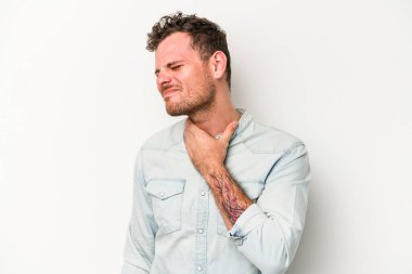 Beyaz arka planda izole edilmiş genç beyaz bir adam virüs veya enfeksiyon yüzünden boğazında ağrı hissediyor..