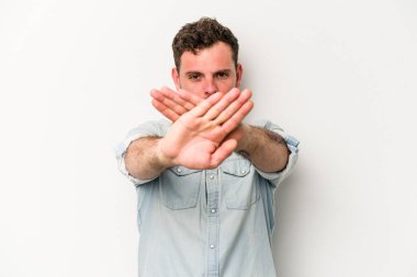 Beyaz arka planda izole genç beyaz adam inkar jesti yapıyor.