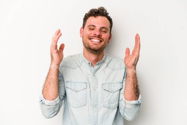 Beyaz arka planda izole edilmiş beyaz bir adam neşeli bir şekilde gülüyor. Mutluluk kavramı.