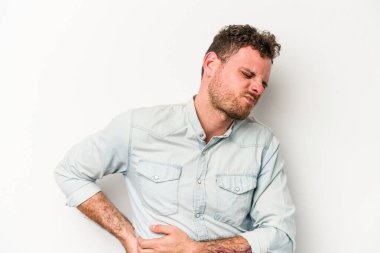 Beyaz arka planda karaciğer ağrısı çeken, karnı ağrıyan genç beyaz bir adam..