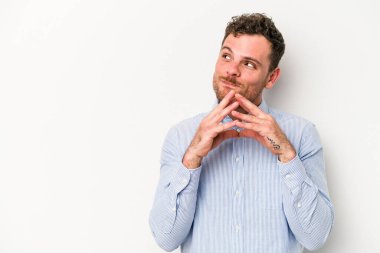 Kafkasyalı genç bir adam beyaz arka planda izole edildi. Aklında bir plan oluşturdu..