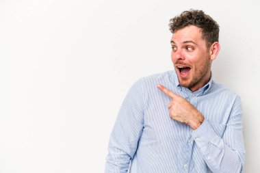 Beyaz arka planda izole genç beyaz adam parmak uzakta, gülüyor ve kaygısız.