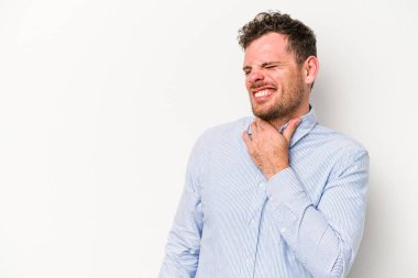 Beyaz arka planda izole edilmiş genç beyaz bir adam kafasının arkasına dokunuyor, düşünüyor ve bir seçim yapıyor..