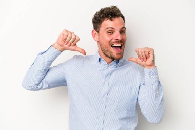 Beyaz arka planda izole edilmiş genç beyaz adam gururlu ve kendinden emin hissediyor, örnek olarak..