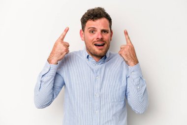 Beyaz arka planda izole edilmiş genç beyaz bir adam işaret parmağıyla hayal kırıklığı jesti gösteriyor..
