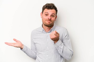 Beyaz arka planda izole genç beyaz adam onun hiç parası olmadığını gösteriyor.