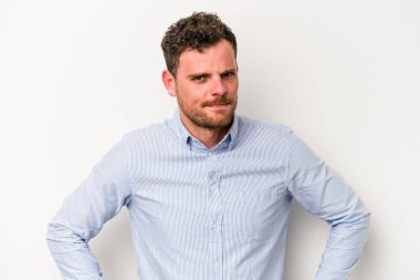 Beyaz arka planda soyutlanmış genç beyaz bir adam kafası karışmış, şüpheli ve güvensiz hissediyor..