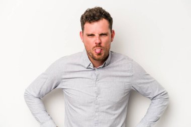 Beyaz arka planda izole edilmiş genç beyaz bir adam. Komik ve dost canlısı bir dil uzatıyor..