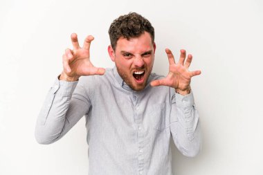 Beyaz arka planda izole edilmiş genç beyaz adam gergin elleriyle çığlık atıyor..