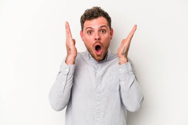 Beyaz arka planda izole edilmiş genç beyaz adam şaşırdı ve şok oldu..