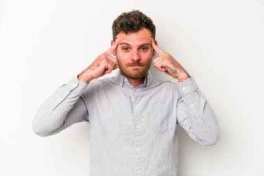 Beyaz arka planda izole edilmiş genç beyaz bir adam bir göreve odaklanmış, işaret parmaklarını işaret ediyor..