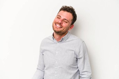 Beyaz arka planda izole edilmiş genç beyaz adam dans ediyor ve eğleniyor..