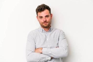 Beyaz arka planda izole edilmiş, sıkılmış, yorgun ve dinlenmeye ihtiyacı olan genç beyaz bir adam..