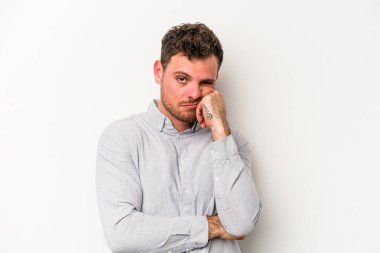 Beyaz arka planda izole genç beyaz adam tekrarlanan bir görevden yoruldu.