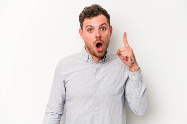 Beyaz arka planda izole edilmiş beyaz bir genç adam, yaratıcılık kavramı, harika bir fikre sahip..