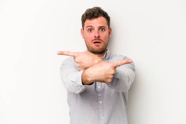 Beyaz arka plan noktalarında izole genç beyaz adam, iki seçenek arasında seçim yapmaya çalışıyor.