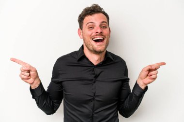 Beyaz arka planda izole edilmiş genç beyaz bir adam farklı kopya alanlarını gösteriyor, birini seçiyor, parmaklarıyla gösteriyor..