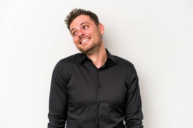 Beyaz arka planda izole edilmiş genç beyaz adam gülüyor ve gözlerini kapıyor, rahatlamış ve mutlu hissediyor..