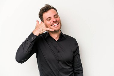 Beyaz arka planda izole edilmiş genç beyaz bir adam parmakları olan bir cep telefonu hareketi gösteriyor..