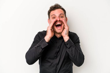 Beyaz arka planda izole edilmiş genç beyaz bir adam bir dedikodu söylüyor, bir haber sunuyor..