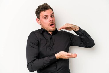Beyaz arka planda izole edilmiş beyaz bir adam iki eliyle bir şey tutuyor..