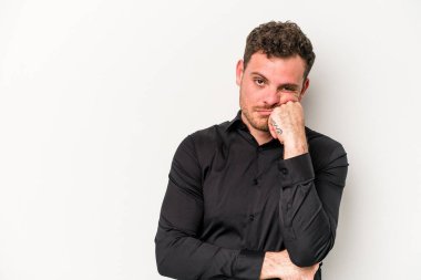 Beyaz arka planda izole edilmiş, üzgün ve dalgın hisseden genç beyaz bir adam fotokopi alanına bakıyor..