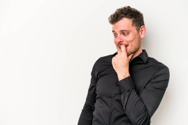 Beyaz arka planda izole edilmiş genç beyaz bir adam rahatlamış bir şeyin fotokopi odasına baktığını düşünüyor..