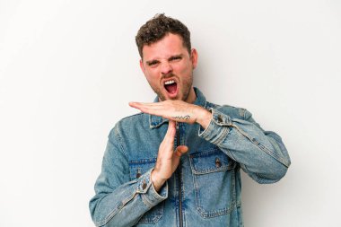 Beyaz arka planda izole edilmiş genç beyaz bir adam bir mola hareketi gösteriyor..