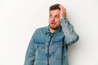 Beyaz arka planda izole genç beyaz adam şok, o önemli bir toplantı hatırladı.