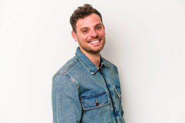 Beyaz arka planda izole edilmiş beyaz bir adam. Kendine güveniyor. Kalçaları tutuyor..