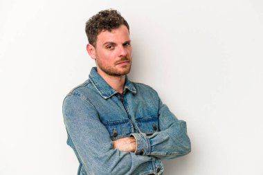 Beyaz arka planda izole edilmiş genç beyaz bir adam şüpheli, belirsiz, seni muayene ediyor..