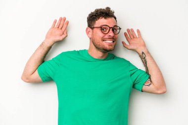 Beyaz arka planda izole genç beyaz adam yakın bir tehlike nedeniyle şoka uğruyor