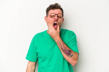 Beyaz arka planda izole genç beyaz adam güçlü bir diş ağrısı, azıdişi ağrısı var..