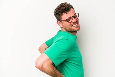 Beyaz arka planda izole edilmiş beyaz bir adam sırt ağrısı çekiyor..