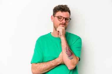 Beyaz arka planda soyutlanmış genç beyaz bir adam düşünüyor ve yukarı bakıyor, yansıtıyor, düşünüyor, hayal kuruyor..