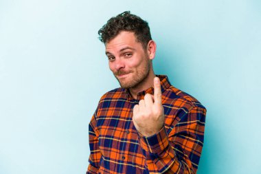 Kafkasyalı genç adam mavi arka planda izole edilmiş seni işaret ediyor sanki davet ediliyormuş gibi..