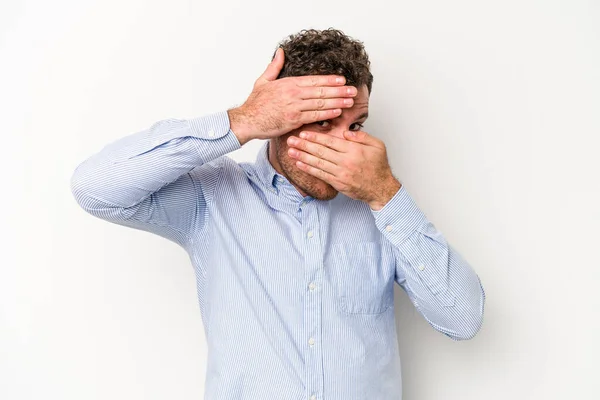 Giovane Uomo Caucasico Isolato Sfondo Bianco Lampeggia Alla Fotocamera Attraverso — Foto Stock