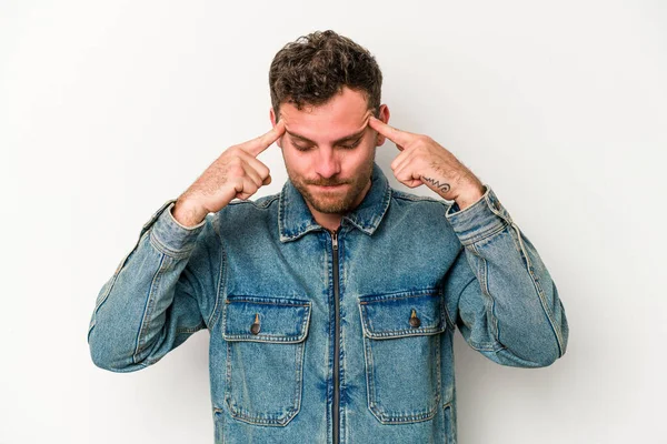 Beyaz arka planda izole edilmiş genç beyaz bir adam bir göreve odaklanmış, işaret parmaklarını işaret ediyor..