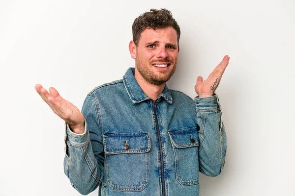 Beyaz arka planda izole edilmiş genç beyaz bir adam. Kafası karışmış ve omuz silkiyor. Kopya alanını tutmak için..