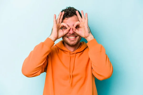 Young Caucasian Man Isolated Blue Background Showing Okay Sign Eyes — Stock Photo, Image