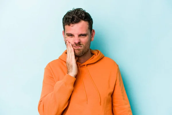 青い背景に強い歯の痛みを持つ若い白人男性 臼歯痛 — ストック写真