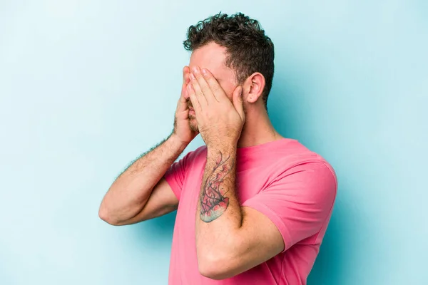 Joven Caucásico Aislado Sobre Fondo Azul Asustado Cubriendo Los Ojos —  Fotos de Stock