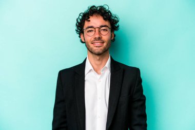 Kafkasyalı genç iş adamı mavi arka planda izole edilmiş mutlu, güler yüzlü ve neşeli.