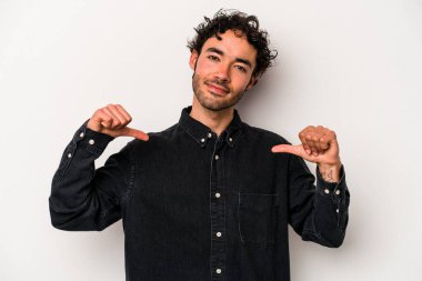 Beyaz arka planda izole edilmiş genç beyaz adam gururlu ve kendinden emin hissediyor, örnek olarak..