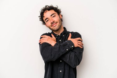 Beyaz arka planda izole edilmiş genç beyaz bir adam. Kucaklaşma, kaygısız gülümseme ve mutluluk..