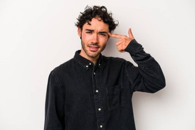 Beyaz arka planda izole edilmiş genç beyaz bir adam işaret parmağıyla hayal kırıklığı jesti gösteriyor..